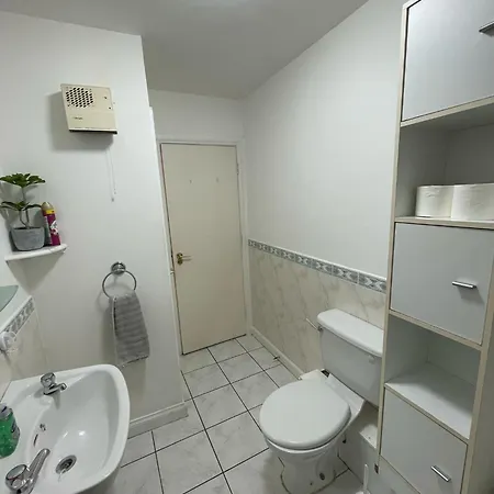 Spacious 2 Bedroom Near The Spire 公寓