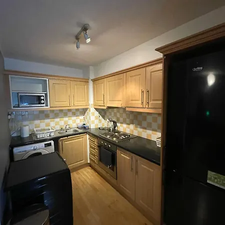 Spacious 2 Bedroom Near The Spire *